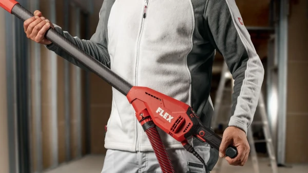 Handwerker arbeitet mit Flex Giraffe