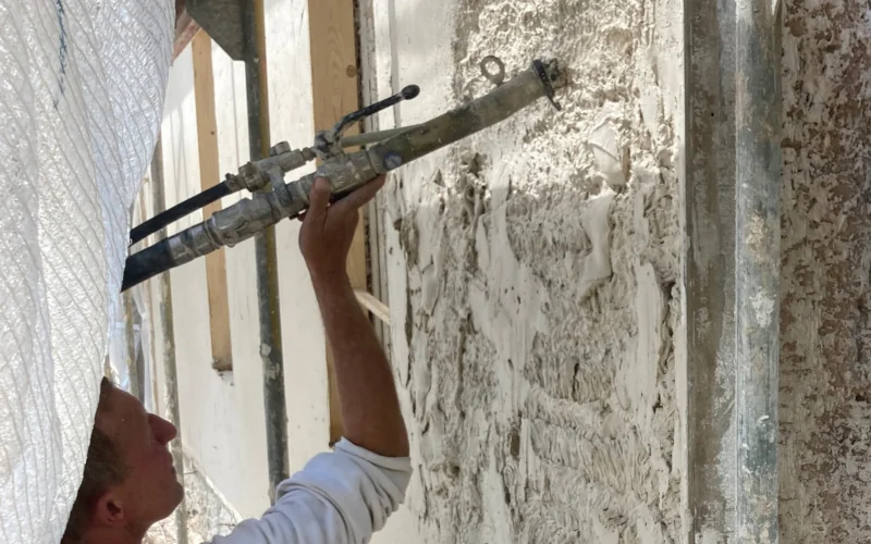 Ausgleichmasse wird an eine Außenwand gegeben