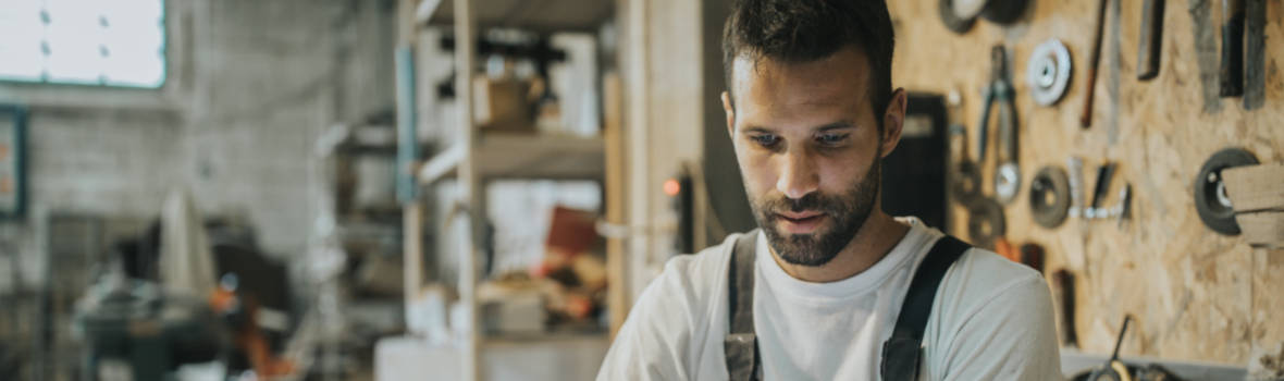 Handwerker in Werkstatt