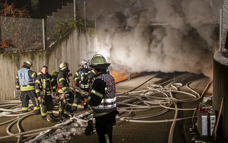 Feuerwehr die einen Brand in einer Tiefgarage löscht