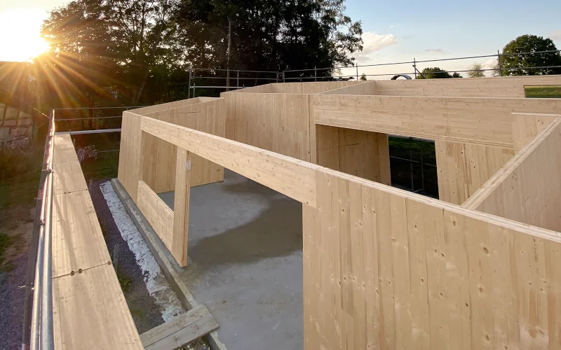 Haus mit Holzrahmenbauweise im Bau im Sonnenaufgang