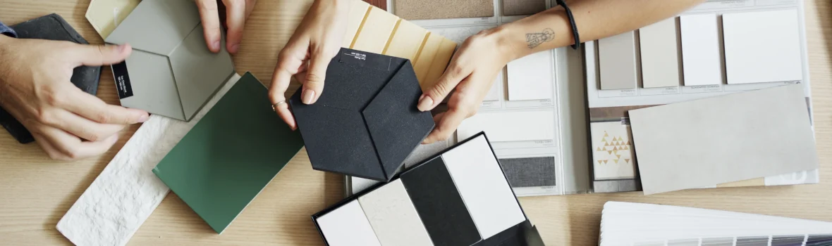 Hände wählen Farb- und Materialproben aus für Inneneinrichtung.