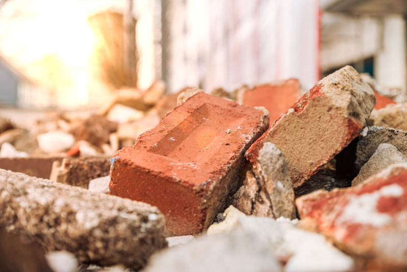 Ein Haufen Schutt auf einer Baustelle 