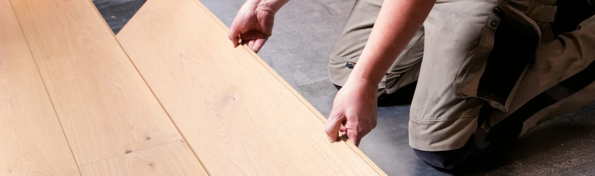 Handwerker verlegt Laminat 
