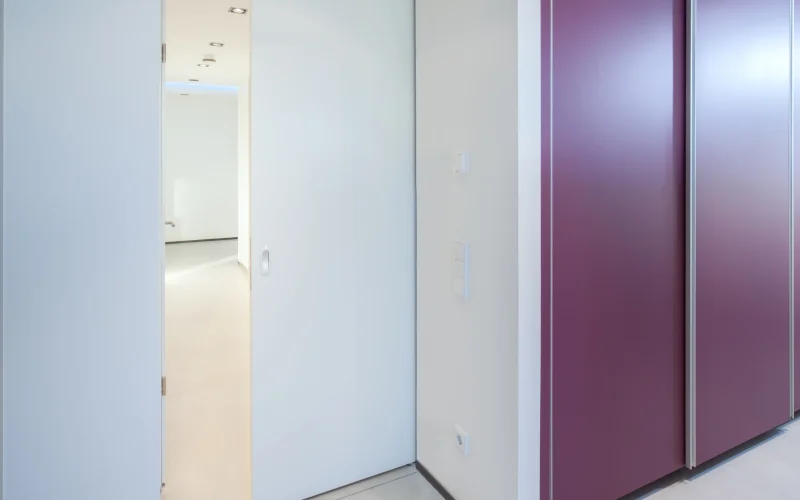 Flur mit Schiebetüren an einem Schrank sowie als ein Raumtrenner