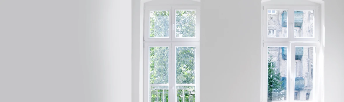 Eingebaute Fenster und eine weiße Innenwand.