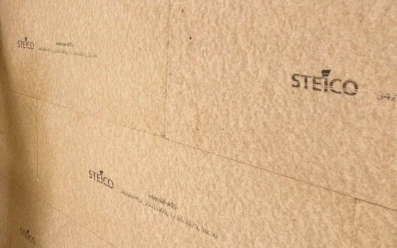 Nahaufnahme von Steico Dämmplatten aus Holzfasern
