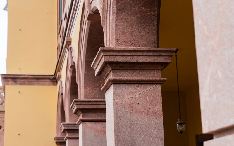Nahaufnahme einer Säule vom Waldschloss Rochlitz