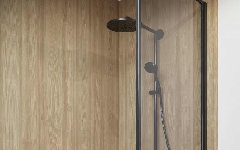 Dusch-Nische mit Wandpaneelen in Holzoptik