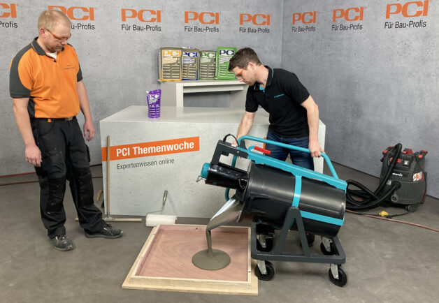 Demonstration eines PCI-Produktes beim Estrichgießen