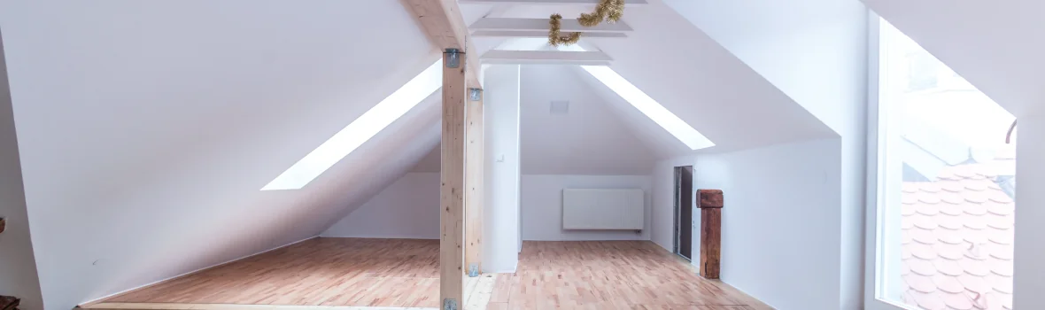 leerer ausgebauter Dachboden mit großen Fenstern und Fachwerk