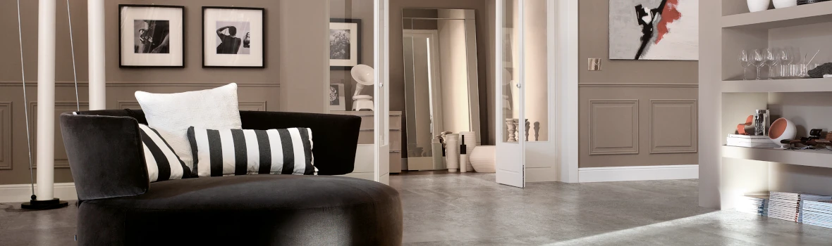 Elegantes Wohnzimmer mit beiger Couch und modernem Tisch.