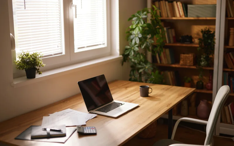 Arbeitszimmer mit Schreibtisch und Arbeitsmitteln