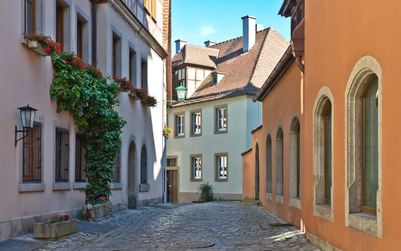 Straße die durch eine bunte Altstadt führt 