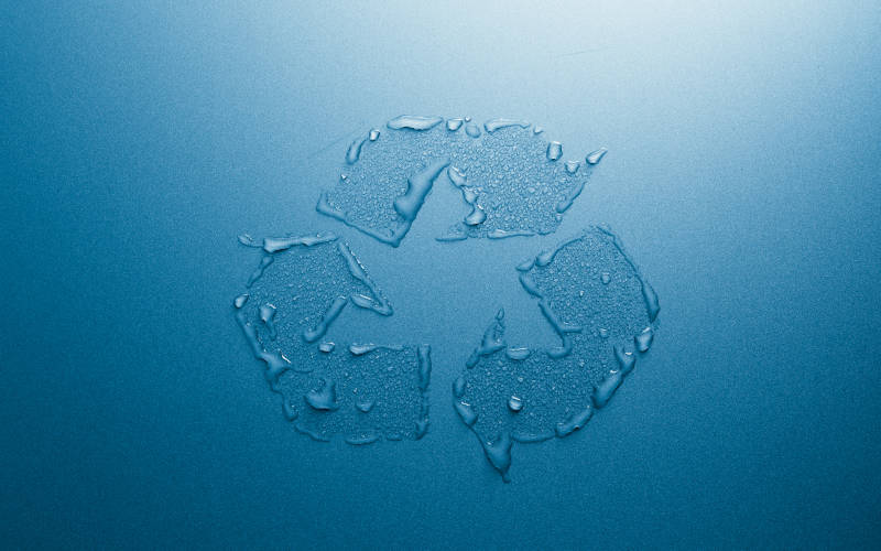 Recycling-Zeichen auf dem Wasser