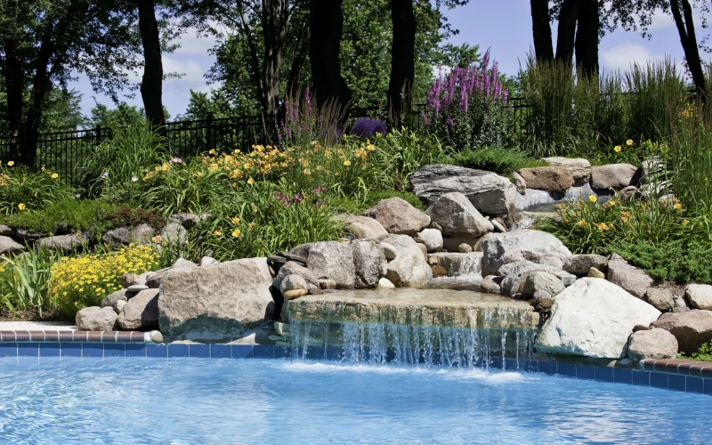 Pool mit Steinen und Blumen