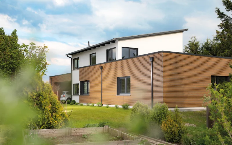Haus mit Holz und Putzfassade mit großem Gartenbereich 