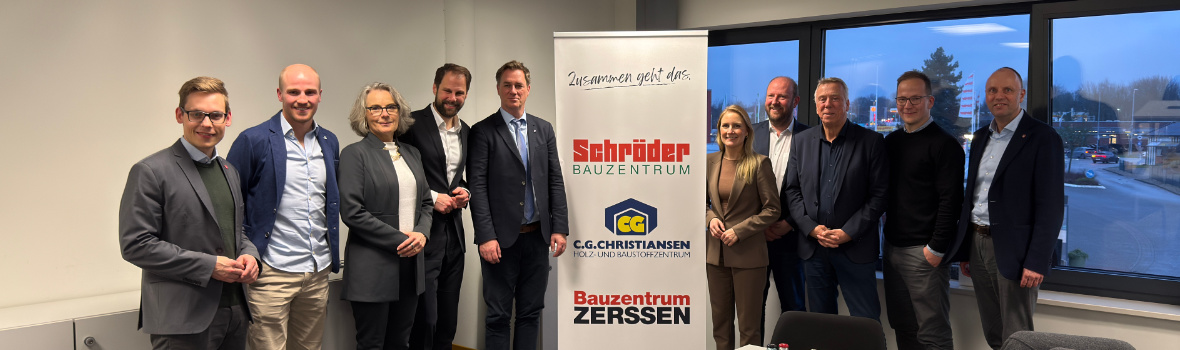 Teilnehmerinnen und Teilnehmer des politischen Austauschs zu regionaler Entwicklung und Innovation im Schröder Bauzentrum in Heide.