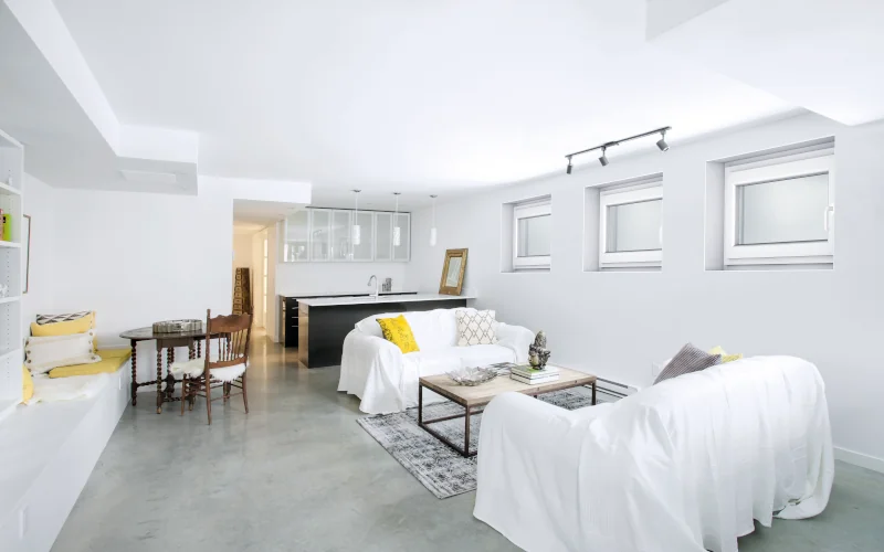 Ausgebauter Kellerraum zum Wohnen mit Wohnzimmer und Küchenbereich 
