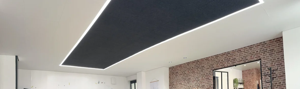Büroraum mit Klett-Akustikmatte an der Decke
