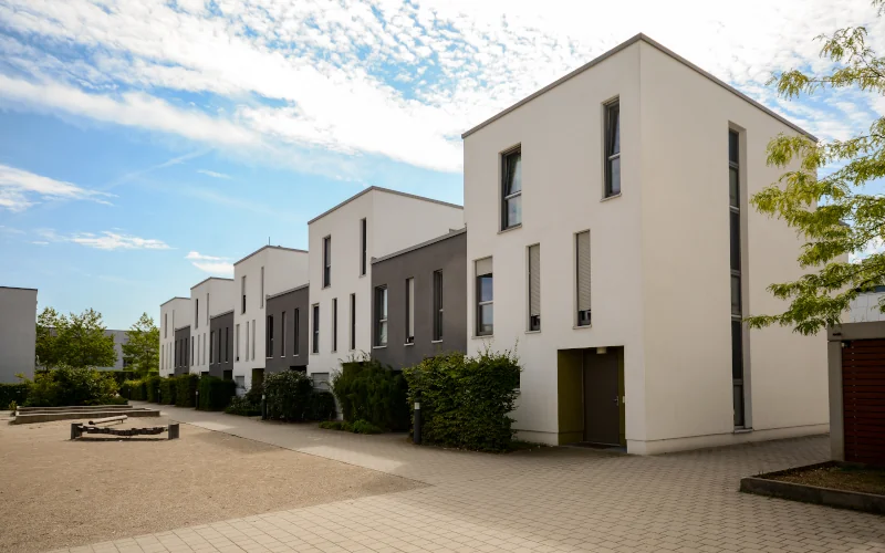 ein Reihenhaus mit Flachdach in einer Wohngegend 