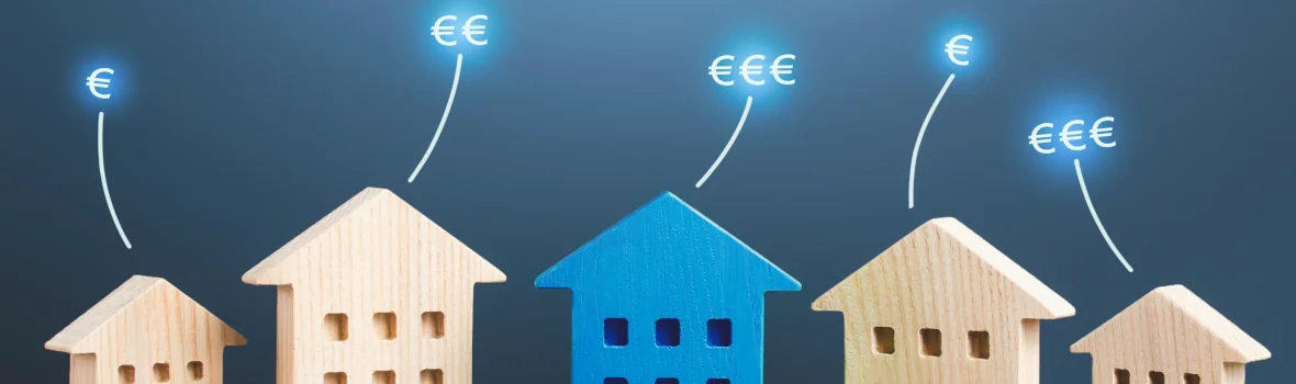 Holzhäuser mit Euro-Symbolen, symbolisieren Immobilienpreise und Wertsteigerung.
