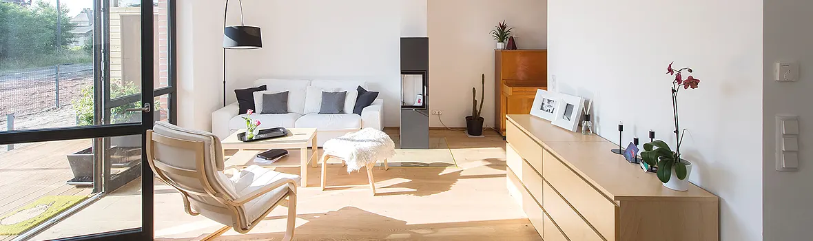 Modernes Wohnzimmer mit einer Couchgarnitur und einem Wippsessel