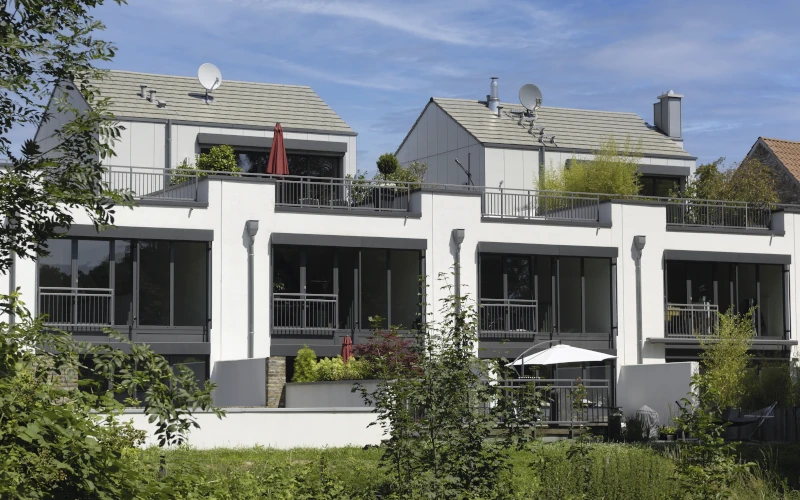 Modernes Mehrfamilienhaus mit Garten und Dachterrasse