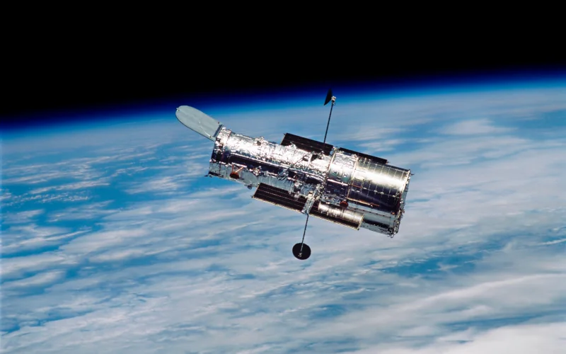 Satellit wird von der Sonne im All angestrahlt