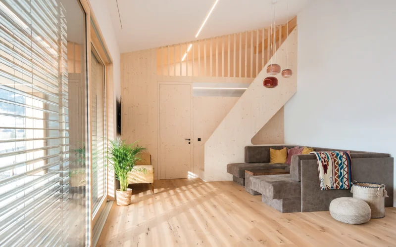 Flurbereich mit Treppe und großen Fenstern und Sitzlounge