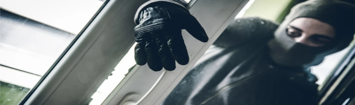 Einbrecher versucht durch ein Fenster einzusteigen 