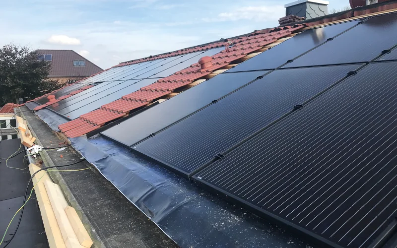 Solarpaneele angebracht auf rotem Schrägdach 