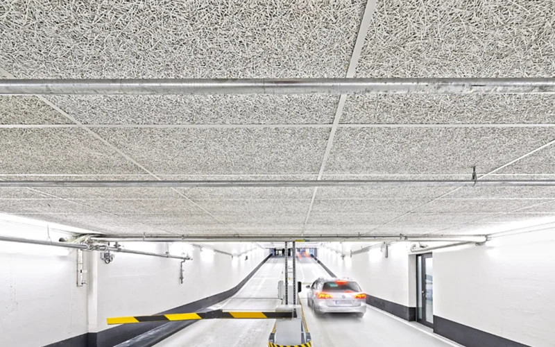 Einfahrt einer Tiefgarage in hellen Farben mit niedrigen Decken