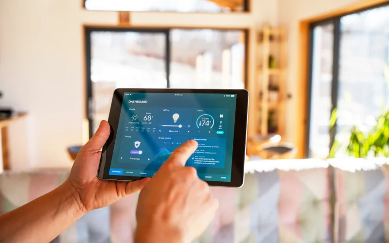 Frau steuert Smart Home mit Tablet 