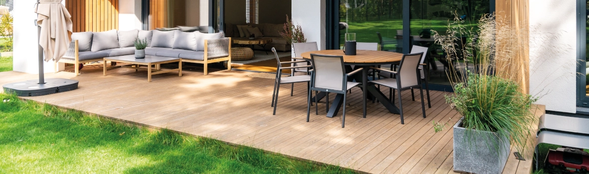 Terrasse mit Terrassendielen aus Holz der Douglasie