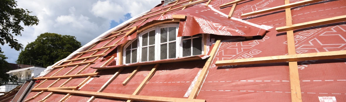 Dach mit Fledermausgaube im Bau ohne Dachziegel 