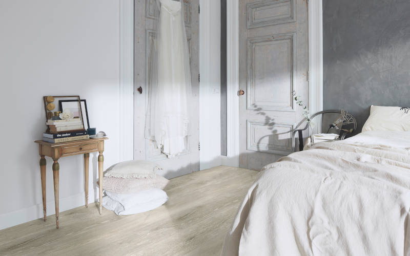Schlafzimmer mit weißen und grauen Wänden auf Holzfußboden 