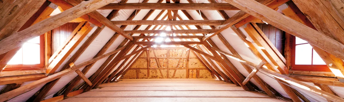 offenes Dachgeschoss mit Fachwerk im Ausbau