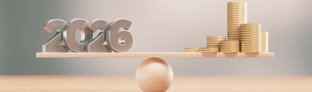 2026 und Goldmünzen auf einer Holzwaage - Finanz- und Inflationskonzept
