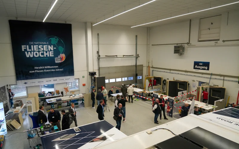 Messehalle der nationalen Fliesenwoche von Botament mit Besuchern
