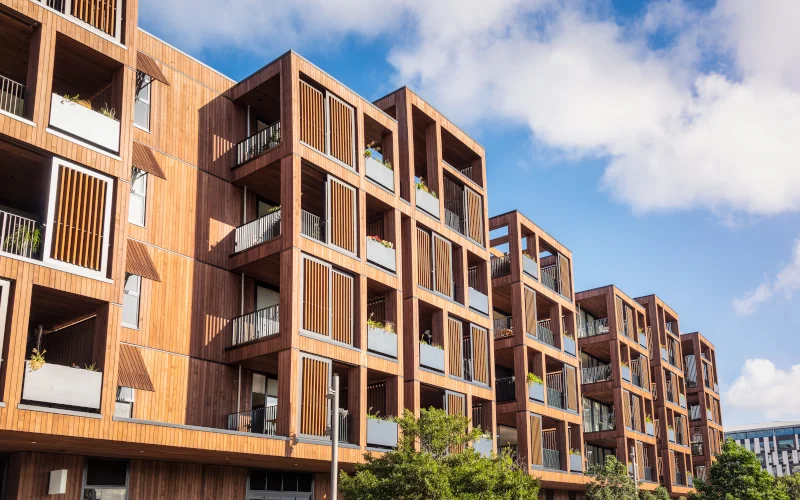 modernes Reihenhaus aus Holz