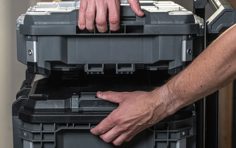 Handwerker nimmt Teile eines Aufbautrolleys für Werkzeug auseinander
