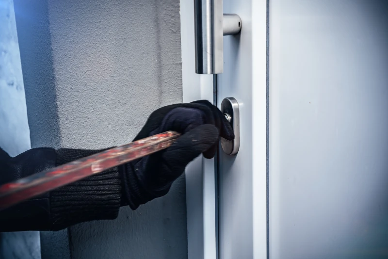 Einbrecher hebelt Haustür mit einem Brecheisen auf 