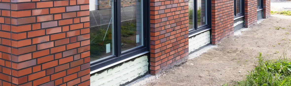 Haus im Bau mit Abdichtung des Sockels