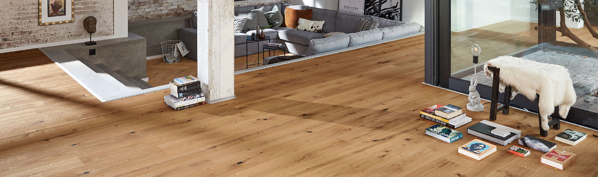 Wohnzimmer mit zwei Ebenen und Holzfußboden mit Maserung