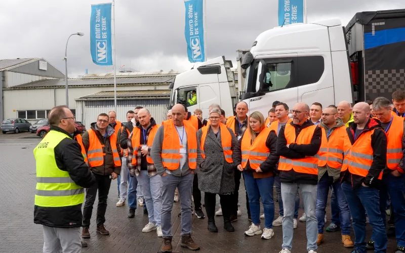 Mann hält einen Vortrag vor Menschen auf einer Messe der Firma Botament
