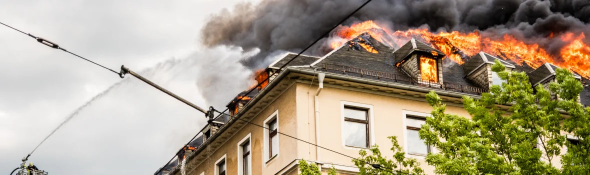 ein Wohnhaus mit Dachstuhl im Brand 