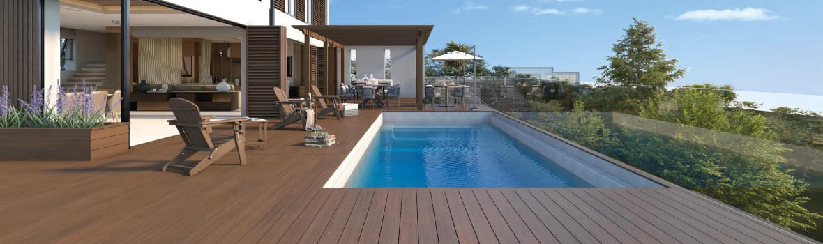 Terrasse an einem modernen Haus mit großem Pool und Sitzgelegenheiten