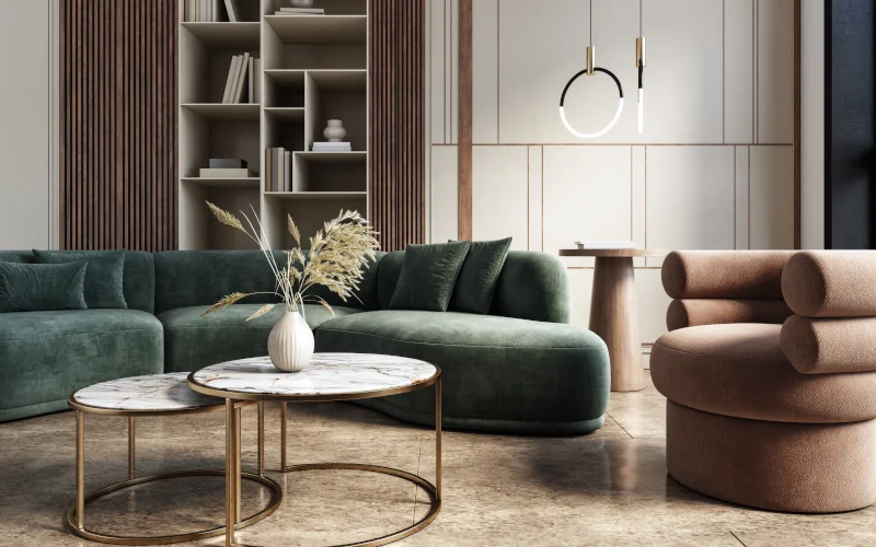 Wohnzimmer mit runden Sitzmöbeln, Marmortisch und Fliesenboden