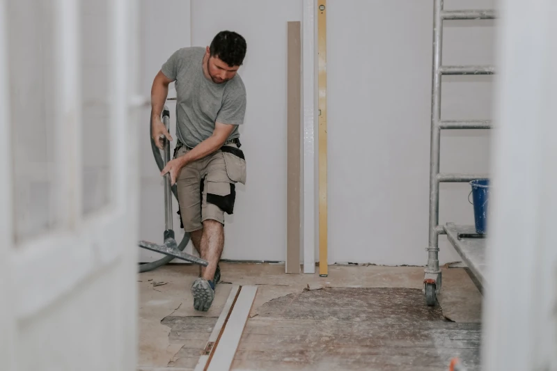 Handwerker saugt eine Baustelle mit einem Nass-Trocken-Sauger 